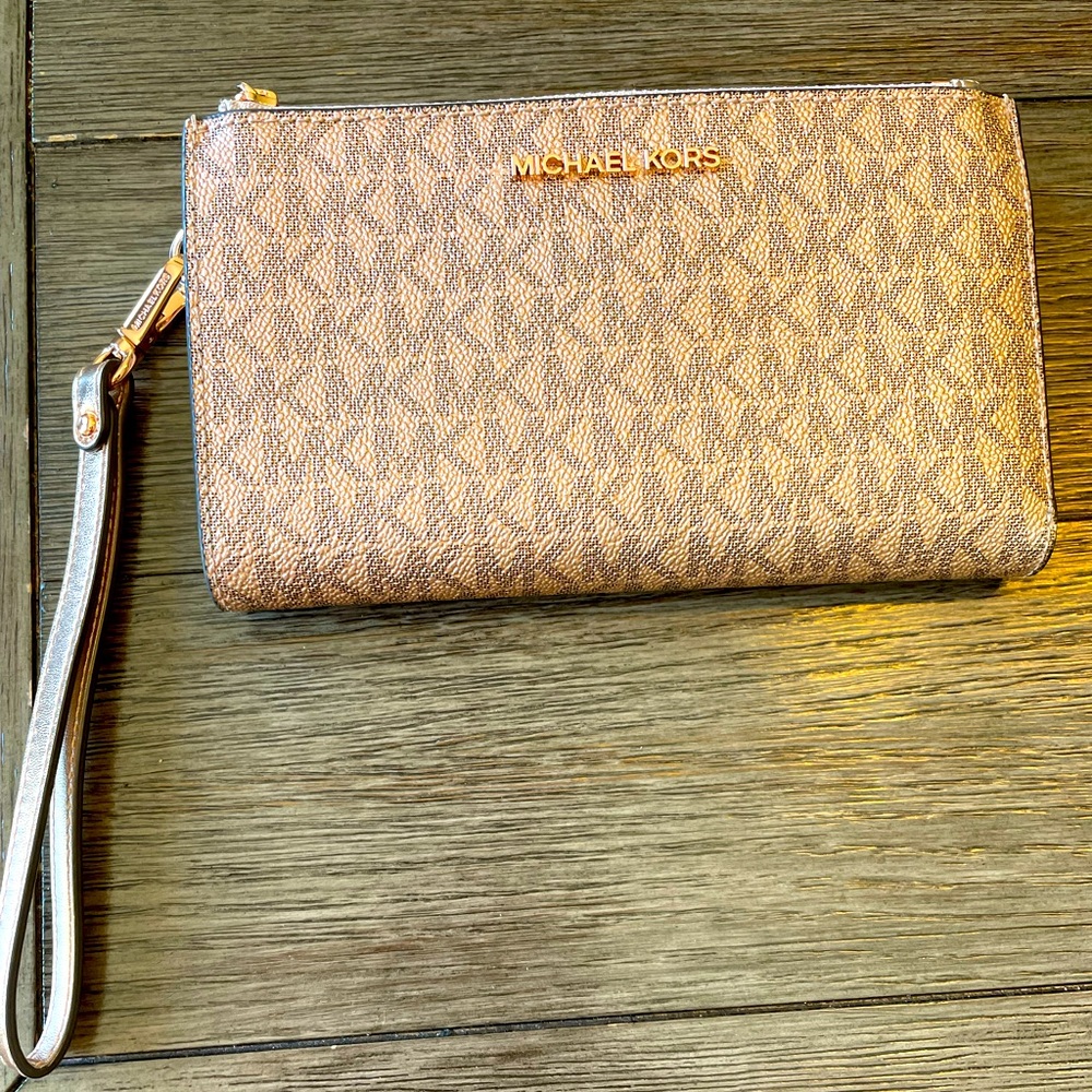 Michael Kors
Luxury Rose Gold Jet Set
Travel
MonogramLG
DoubleZip
WristletWallet